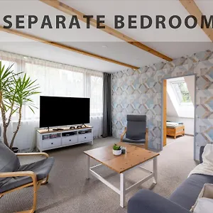 Vousata Dama - Ps3 - Parking Free Apartman